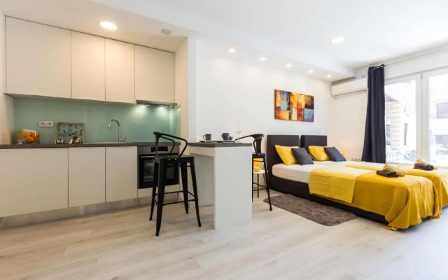 2Sis Apartments
