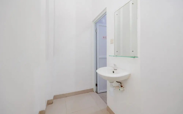 Urbanview Hotel near Exit Tol BSD
