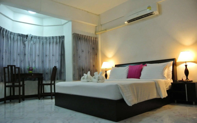Karon Sunshine Guesthouse & Bar