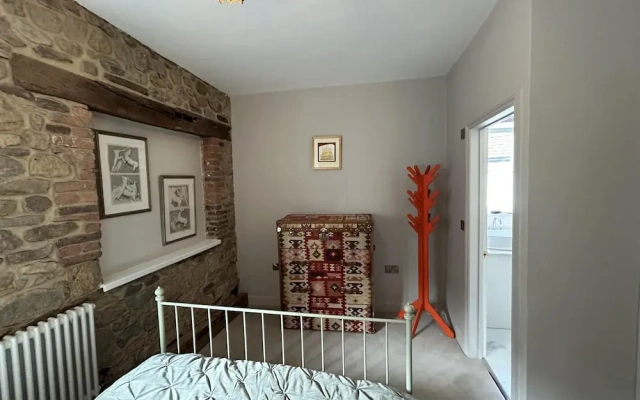 3 Bed Cottage - Sleeps 6 - Pets - Parking - Wifi