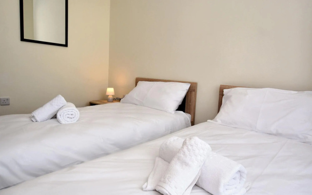 2 Bedroom, Bright & Central Top Floor Apartment - 5