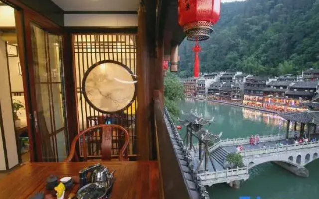 Phoenix Wanfeng Yushe Light Luxury Homestay (Hongqiao Branch, Fenghuang Ancient Town)