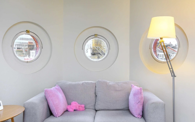 The Aristocrat - Fitzrovia - by Frankie Says