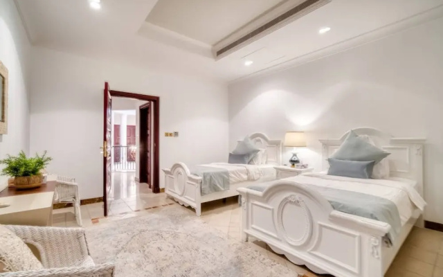 Private 5 Bedrooms Villa With Pool