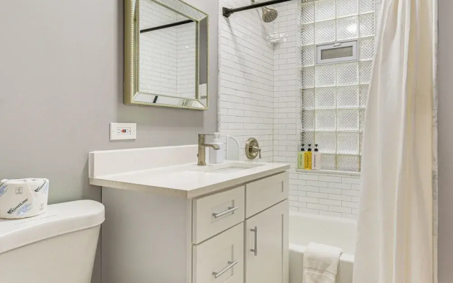 5 Mi to Dtwn: Ukrainian Village Apartment!