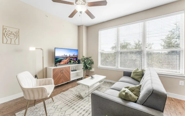 Fun Soco 1BR King Suite w Gympickleballlaundry