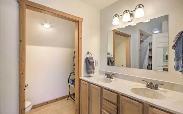 Inviting Townhome: 30 Mi to Yellowstone NP!