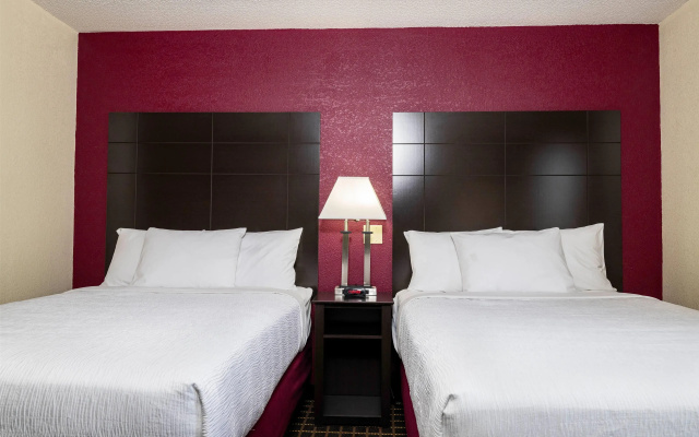 Baymont Inn & Suites by Wyndham Mukwonago
