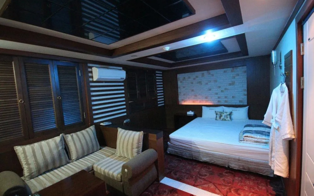 Alibaba Motel (Big Building)