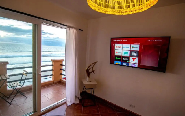 True BEACHFRONT cozy - 1 Bedroom Apt