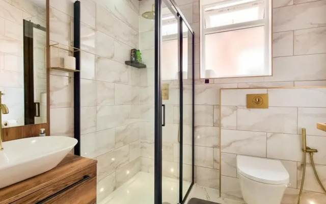Rustic Ebony Suite with parking