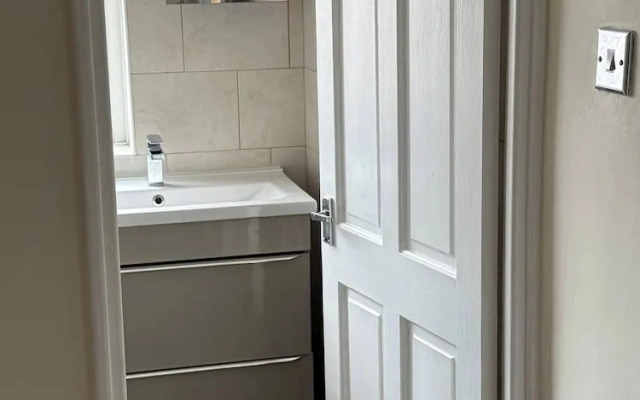 Bright 3-bed House · 6 Min to Elizabeth Line