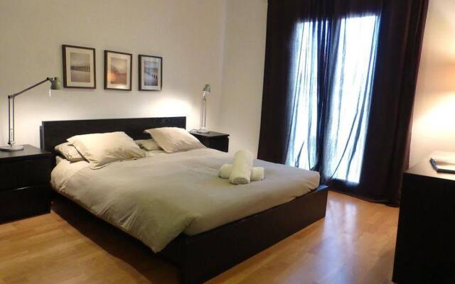 Апартаменты APTBCN Apartment Reial комната для гостей