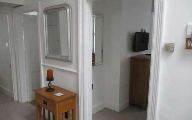 3 Bed Flat - Sleeps 5 - Garden - Parking - Wifi
