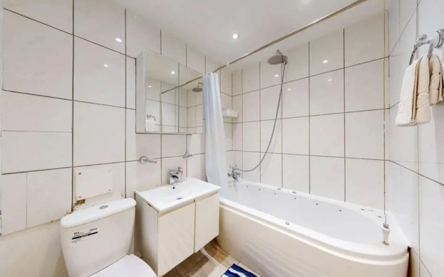 Super 2 Bed House with Privategarden