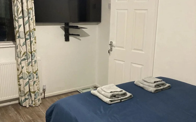 Impeccable 2-bed House Near City Centre