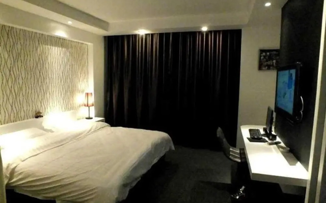 Huadong Hotel