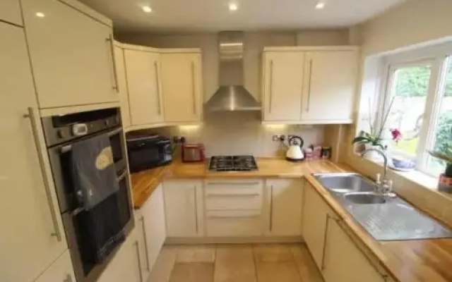 Entire house-South Manchester-close to airport