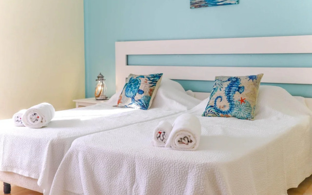 Apartment - Sleeps 2, Parking & Pool Access