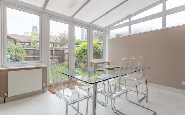 2 Bedroom House Near Canary Wharf