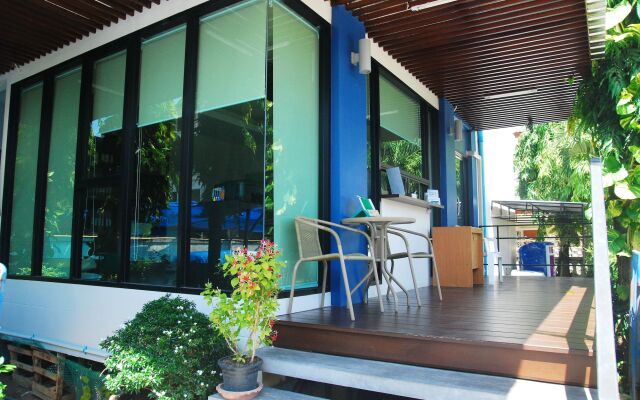 Отель Riski Residence Bangkok-Noi вид на фасад