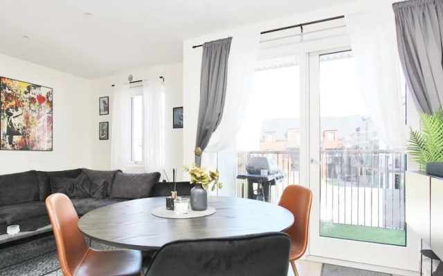 New Downtown Apartment With Free Parking