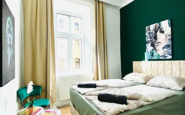 Spacious 8BR Apt with Terrace 16P