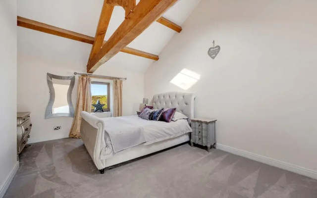 5-bed Retreat, Sleeps 12 in Harrogate With Hot Tub