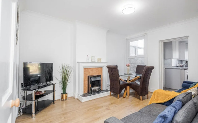 4 Bed House - Sleeps 8 - Garden - Parking - Wifi