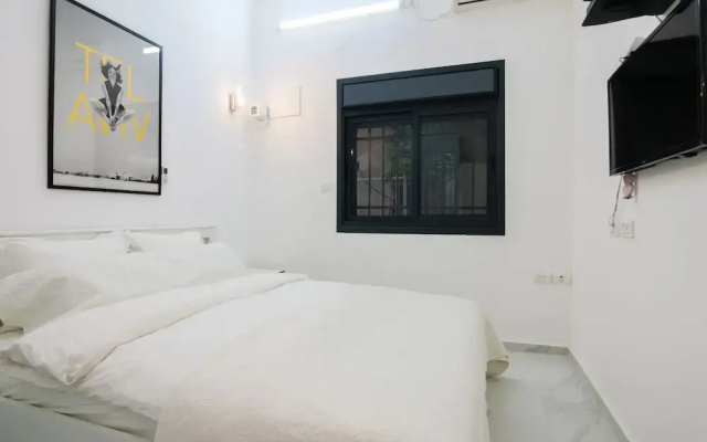 1 BR with Patio in City Center by FeelHome