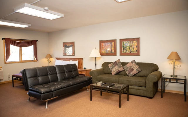 5016 Gateway Studio Bedroom Condo by RedAwning