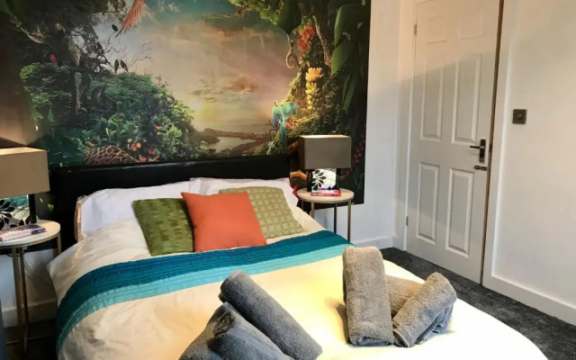 Stylish 3 Bedroom House Only 5 Mins From M6/m58