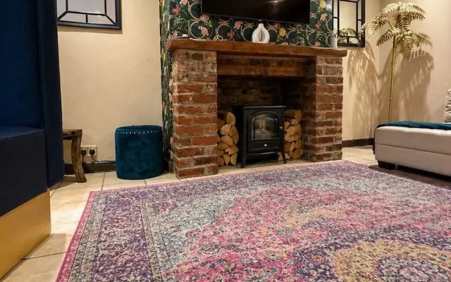 1 Bed Flat - Sleeps 5 - Pet Friendly - Parking