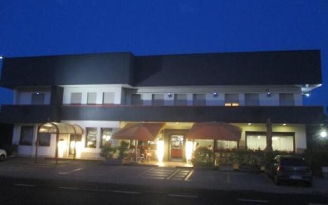 Hotel O'Scugnizzo 2 Беллуно вид на фасад