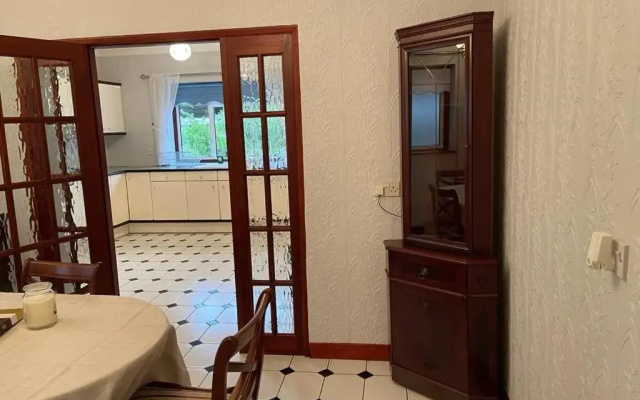 Cheerful 3 bedroom house with off street parking