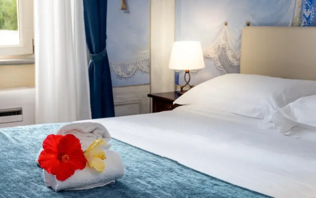 Hotel with swimming pool in Riparbella