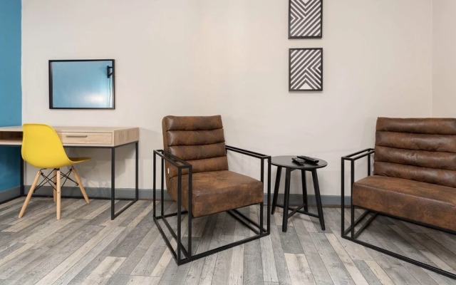 Pine Suite - Studio Apartment - Talbot Road