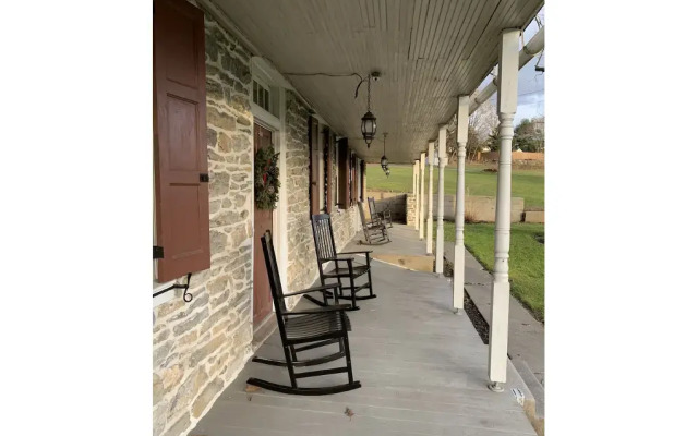 The Avenue Guesthouse and Gallery