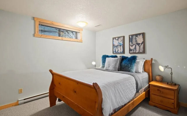 SPACIOUS 3,000 sq2 Luxury Home | PRIVATE Pool & Hot Tub | STEPS to Kinsmen Beach