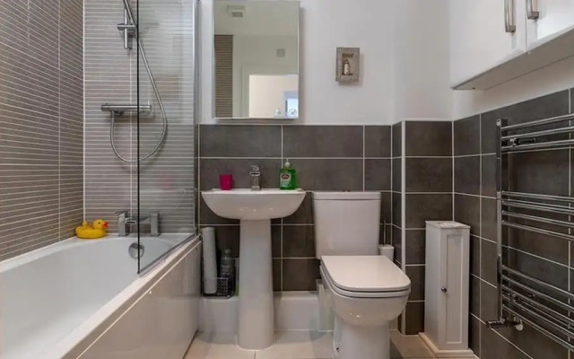 Modern Apartment in Deganwy With Parking
