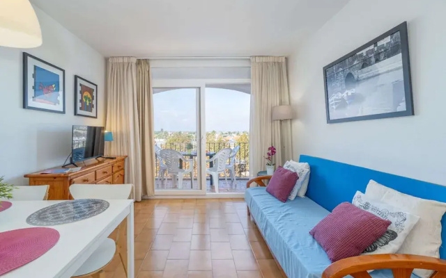 Apartment in Empuriabrava Near Sandy Beach
