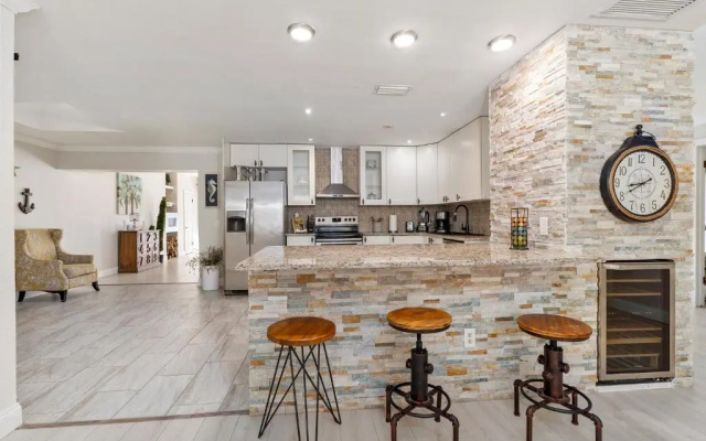Beautiful home- Private getaway-Heated Pool/Hottub