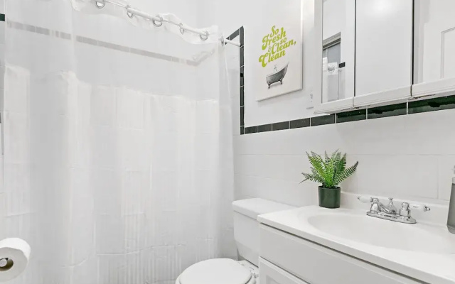 2BR near Wrigley - Grace 05-3