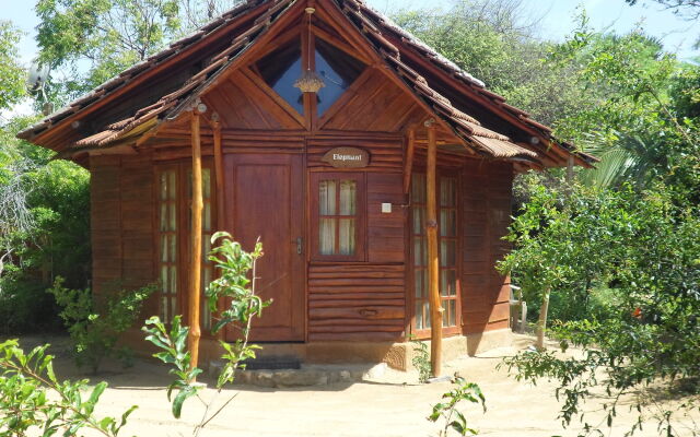 Отель Kirinda Beach Resort Шри-Ланка, Тиссамахарама - отзывы, цены и фото номеров - забронировать отель Kirinda Beach Resort онлайн вид на фасад