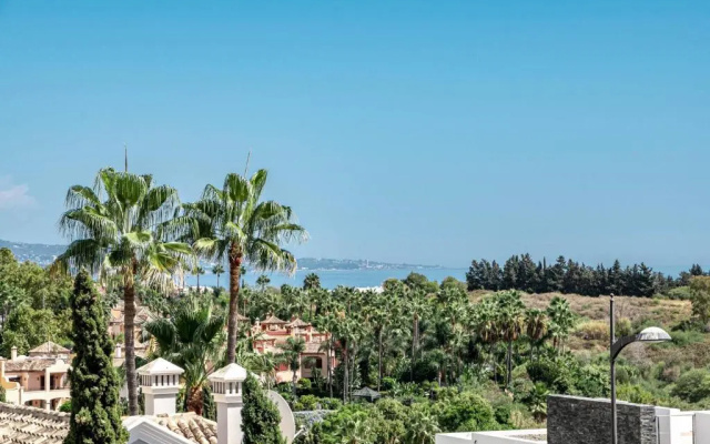 SAT1-walking distance to Puerto Banus