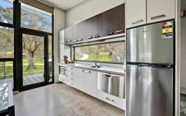 Ecocrackenback 13 'Sustainable, luxurious chalet close to the slopes.'