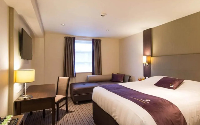 Premier Inn Heathrow Airport - M4/J4