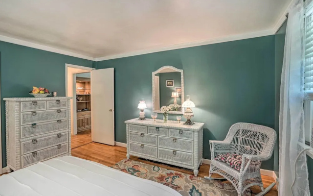 Stockbridge Home: Walk to Town Beach!