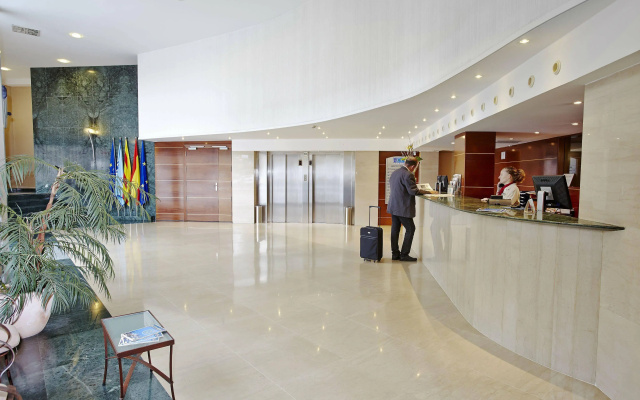 Отель Leonardo Hotel Barcelona Gran Via
