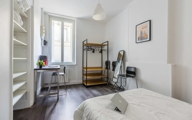 Homely Apartment Near Place de la Victoire